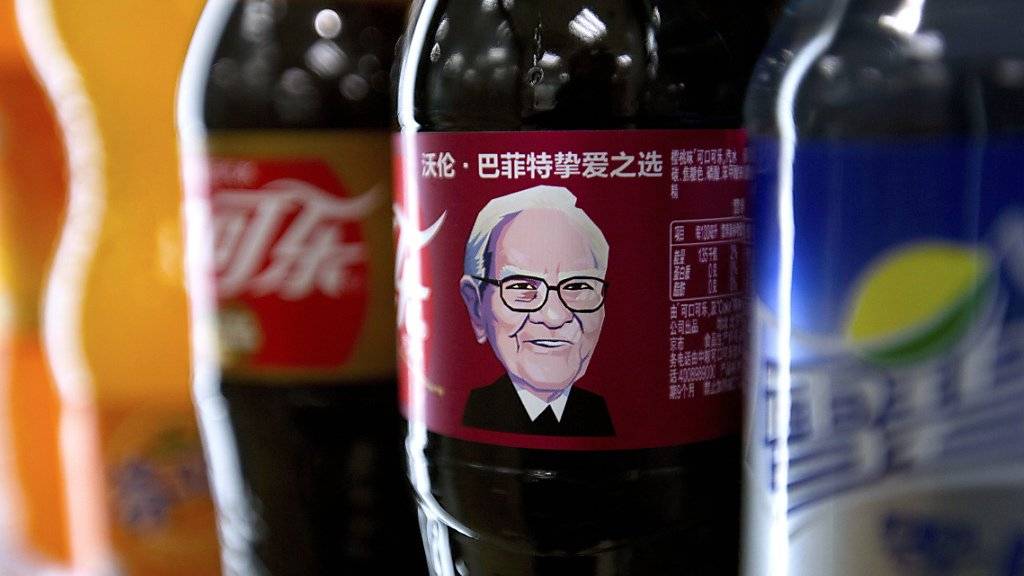 Warren Buffet ziert Cola-Flaschen in China.