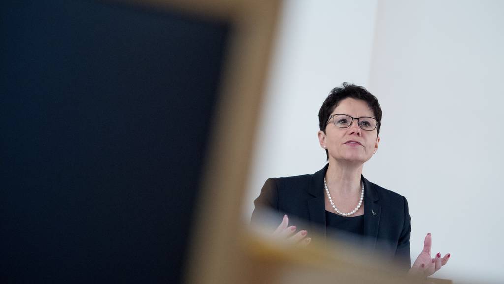 Gesundheitsdirektorin Maya Büchi-Kaiser erklärt die Übernahme der Bundesregeln in Obwalden mit der Pandemieentwicklung. (Archiv)