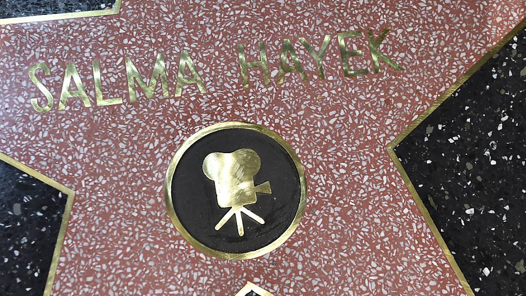 Ein neuer Stern zu Ehren von Salma Hayek auf dem «Walk of Fame» in Los Angeles. Foto: Jordan Strauss/Invision via AP/dpa