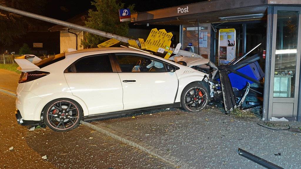 Über 100'000 Franken Sachschaden sind bei diesem Unfall in Sempach entstanden. (Bild Luzerner Polizei)
