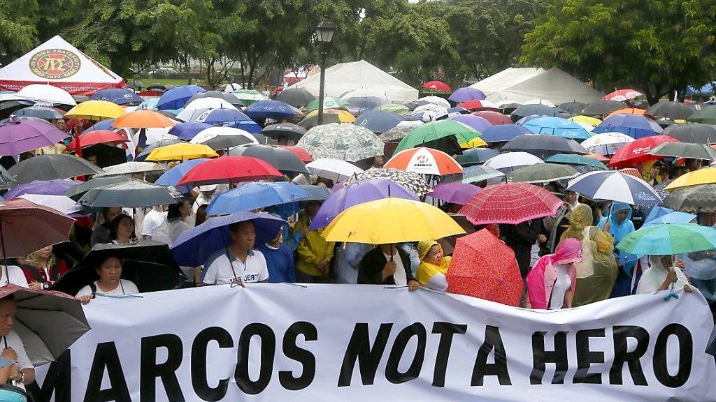 Hunderte Philippiner demonstrieren gegen das geplante Heldenbegräbnis für Ex-Diktator Marcos.