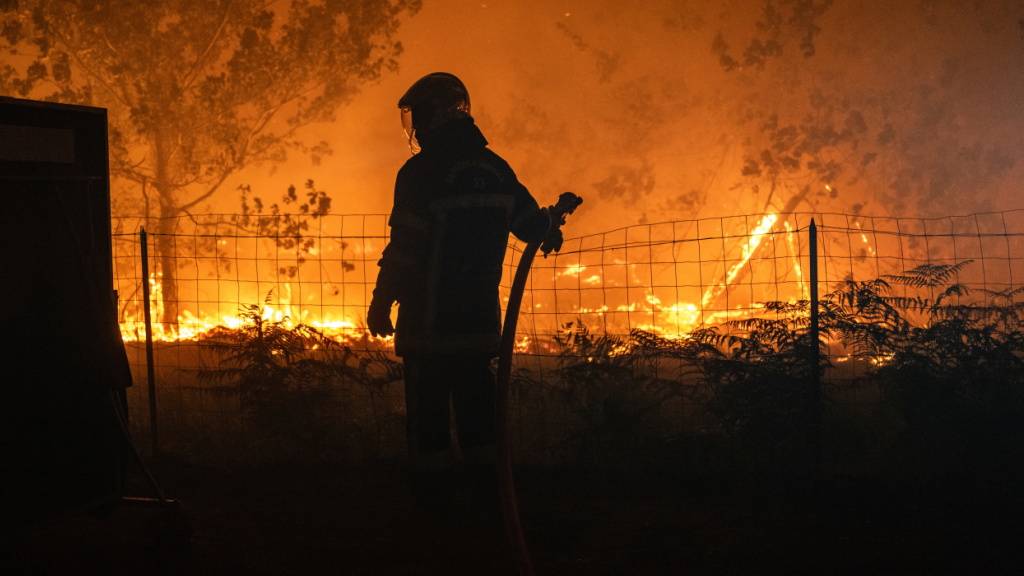 Die Waldbrände in Frankreich breiten sich weiter aus (Handout)