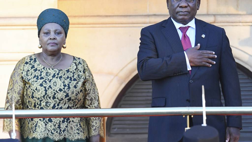ARCHIV - Parlamentspräsidentin Nosiviwe Mapisa-Nqakula (links), mit Südafrikas Präsident Cyril Ramaphosa, vor seiner Rede zur Lage der Nation im Februar. Foto: Rodger Bosch/POOL AFP/AP/dpa