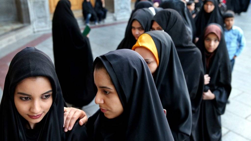 Iranische Frauen stehen in der Stadt Ghom vor einem Wahllokal Schlange. Bei den Parlamentswahlen im Iran haben es bislang 14 Frauen ins neue Parlament geschafft - weniger als die Frauen erhofft hatten (Archiv)