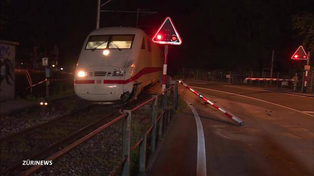 Zug crasht in Reisecar