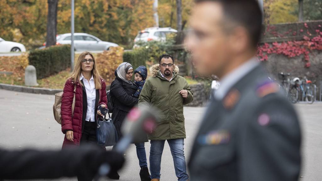Suha Alhussein Jneid und Omar Jneid auf dem Weg zur Verhandlung vor dem Militärappellationsgericht 2018 in Zürich.