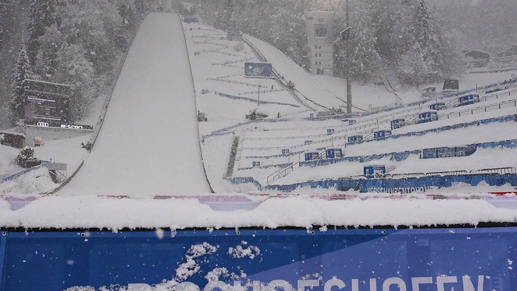 Der Schnee zwingt die Skispringer in Bischofshofen zur Pause