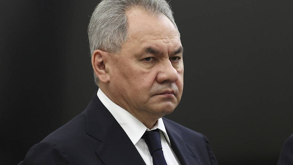 Direkte Kritik von Untergebenen werde wahrscheinlich zu einem zunehmenden Problem für Verteidigungsminister Schoigu, hieß es aus London. Foto: Gavriil Grigorov/Pool Sputnik Kremlin/AP/dpa - ACHTUNG: Nur zur redaktionellen Verwendung und nur mit vollständiger Nennung des vorstehenden Credits