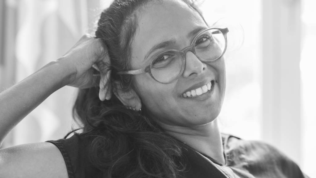 Gianna Olinda Cadonau wurde in Indien geboren und fühlt sich in der bündnerischen Kultur zu Hause. In ihren Geschichten, die im Band «Am Kantenhain» versammelt sind, erzählt sie von Menschen, die anders sind.