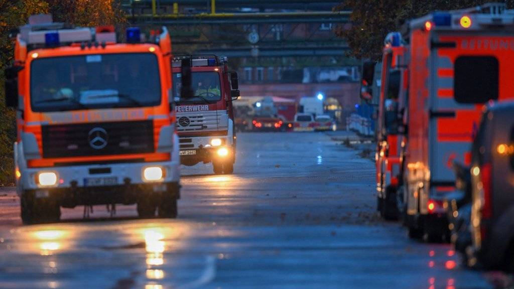 Feuerwehr unterwegs in einem Industriepark im Frankfurter Stadtteil Griesheim. Ein mit einer flüssigen Chemikalie beladener Lastwagen war bei einem Unfall umgekippt.