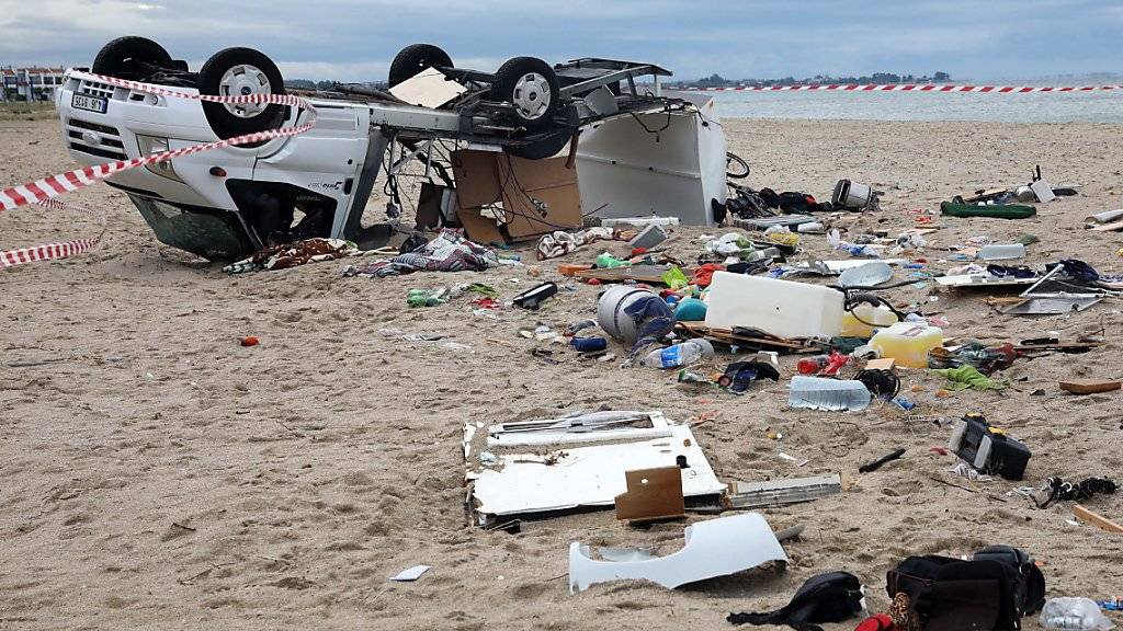 Gleich zwei Wirbelstürme fegten über die Halbinsel Chalkidiki hinweg. Mindestens sieben Menschen sind dabei ums Leben gekommen. Der Camper eines tschechischen Ehepaares wurde über den Strand geschleudert und zertrümmert.