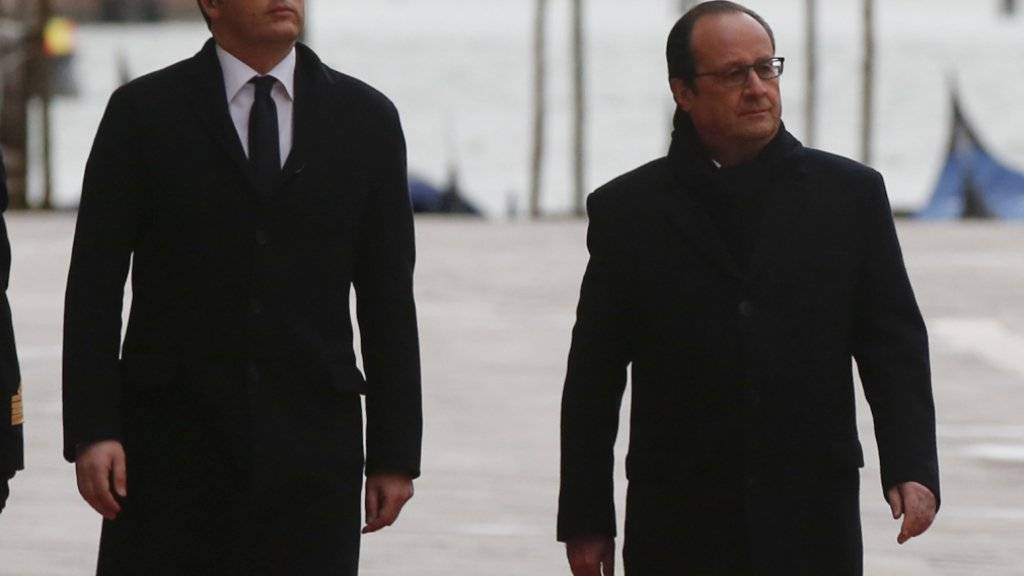 Roter Teppich vor dem Dogenpalast: Der italienische Premier Renzi (links) läuft mit dem französischen Präsidenten François Hollande die Ehrengarde in Venedig ab.