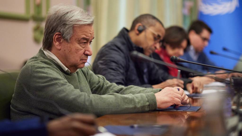 Dieses vom Pressebüro des ukrainischen Präsidenten zur Verfügung gestellte Foto zeigt Antonio Guterres, Generalsekretär der Vereinten Nationen, im Gespräch mit dem ukrainischen Präsidenten Selenskyj. Foto: Ukraine Presidency/ZUMA Press Wire Service/dpa