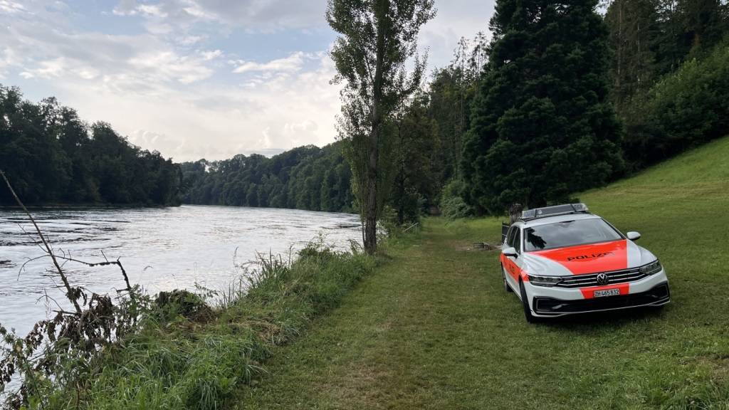 Retter ziehen Mann nahe Kraftwerk Rheinau unterkühlt aus dem Wasser