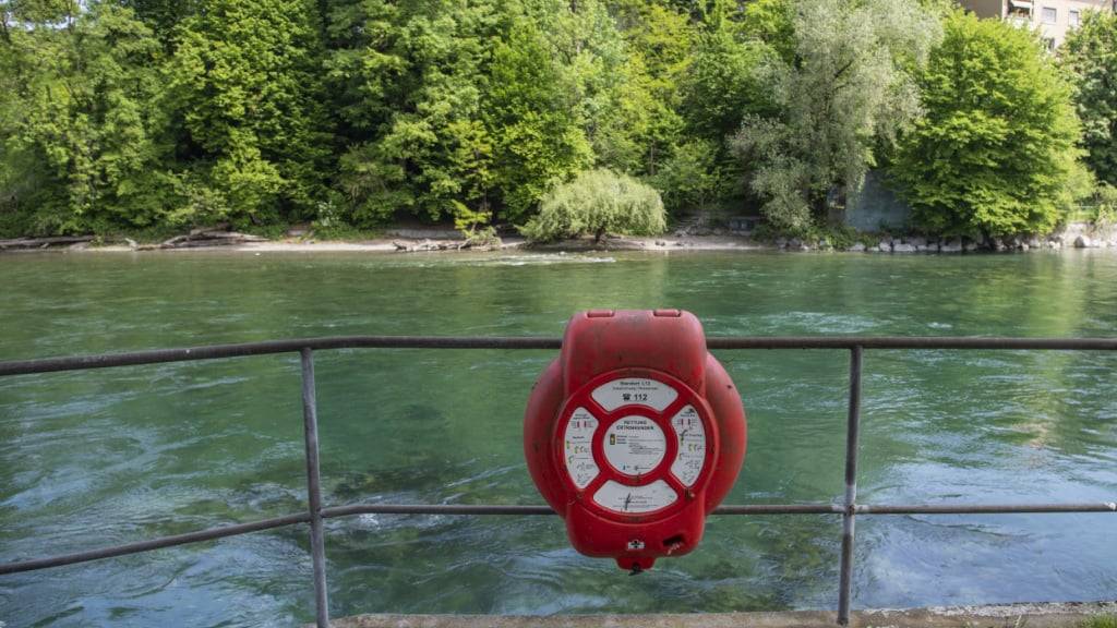 Das Baden in der Reuss wird von Experten derzeit als gefährlich eingestuft. (Archivaufnahme)