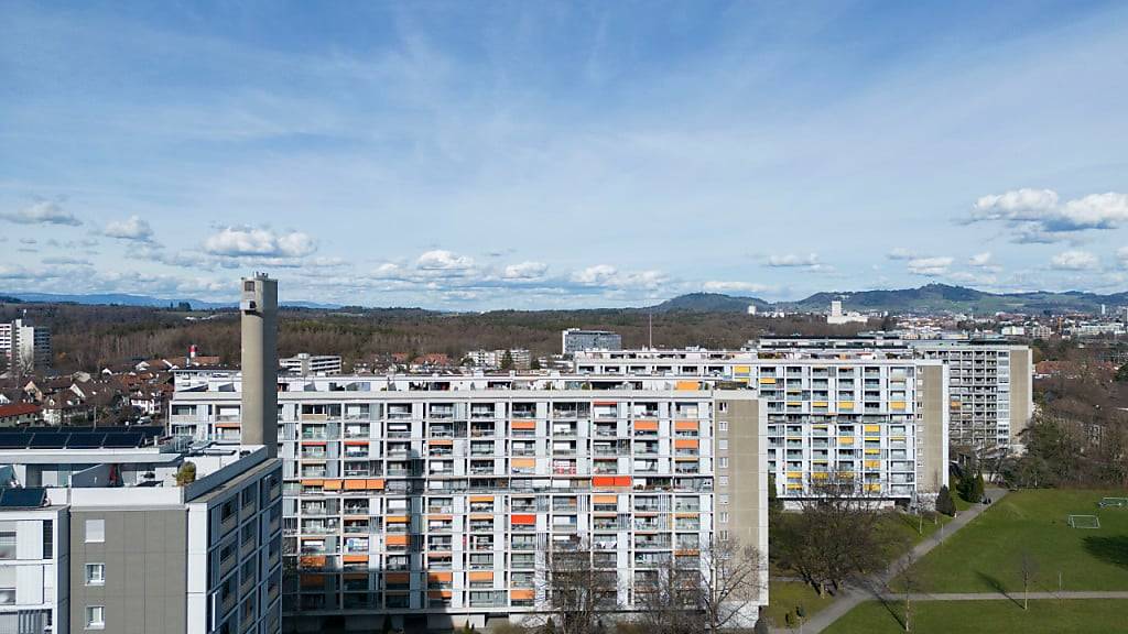 Wohnquartier in Bern: In den meisten Kantonen haben sich die ausgeschriebenen Wohnungen im März verteuert. (Archivbild)