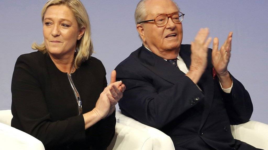 FN-Chefin Marine Le Pen und ihr Vater Jean-Marie Le Pen sind im Visier der französischen Steuerfahndung. (Archivbild)