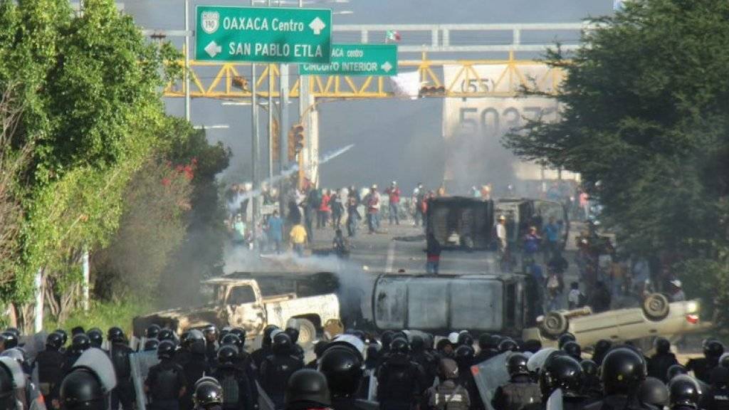Eine Kundgebung von Lehrern in Mexiko mündete in Zusammenstössen zwischen Demonstranten und der Polizei. Resultat: Mindestens sechs Tote und mehr als hundert Verletzte.