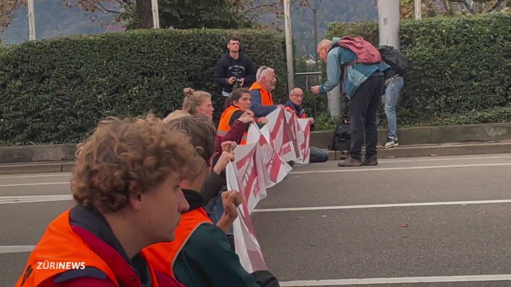 Klimaaktivisten blockieren Utoquai