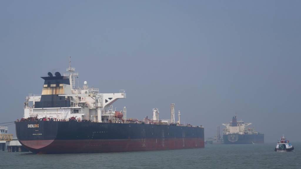 ARCHIV - Das unter liberianischer Flagge fahrende Tankschiff Shenlong Suezmax, das Rohöl aus Saudi-Arabien geladen hat und durch die Straße von Hormus gefahren ist, liegt im Hafen von Mumbai. Foto: Rafiq Maqbool/AP/dpa