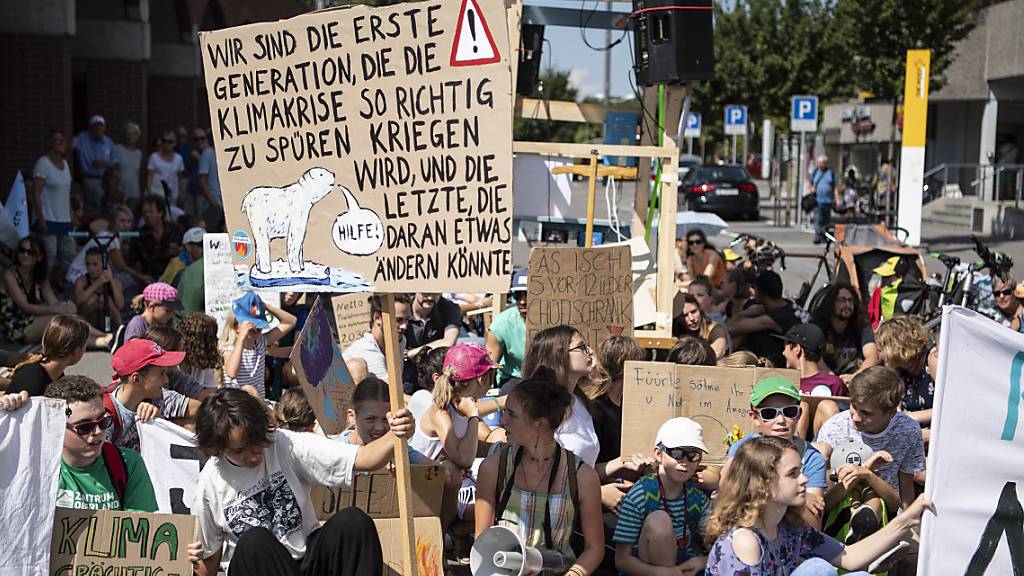 Jugendliche an einer Klimademonstration. Ob ihr Anliegen im Parlament Gehör findet, wird sich diese Woche zeigen. (Archivbild)