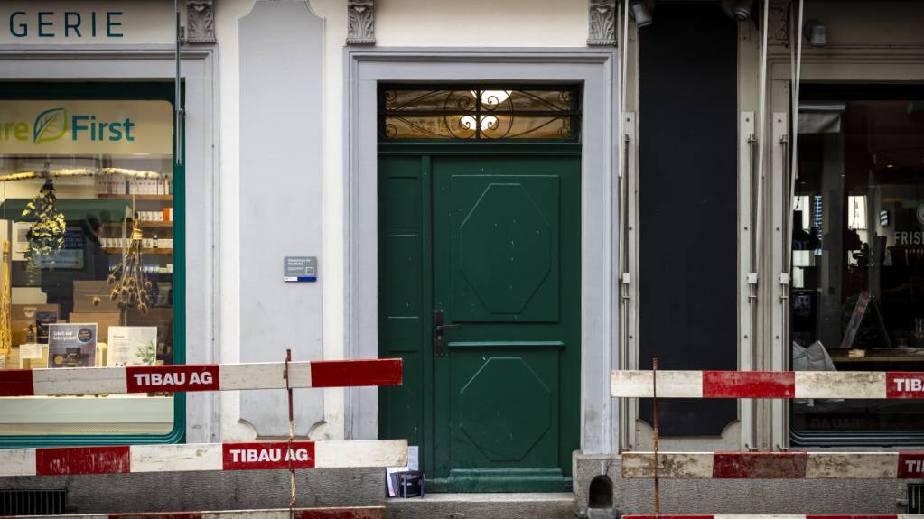 Im Niederdorf wurden zwei als diskriminierend empfundene Inschriften an Häusern abgedeckt. Das soll in Zürich trotz neuer Erinnerungskultur ein Einzelfall bleiben. (Archivbild)