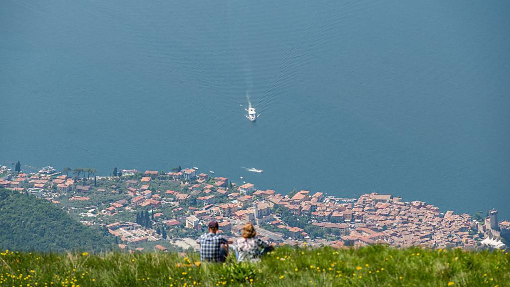 ARCHIV - Blick vom Berg Monte Baldo auf den Gardasee. Foto: Daniel Reinhardt/dpa