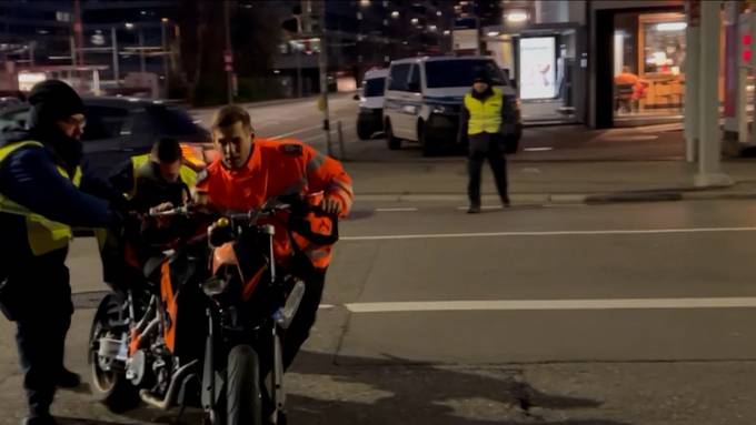 Töff und Auto stossen in Altstetten zusammen – Mann (50) verletzt