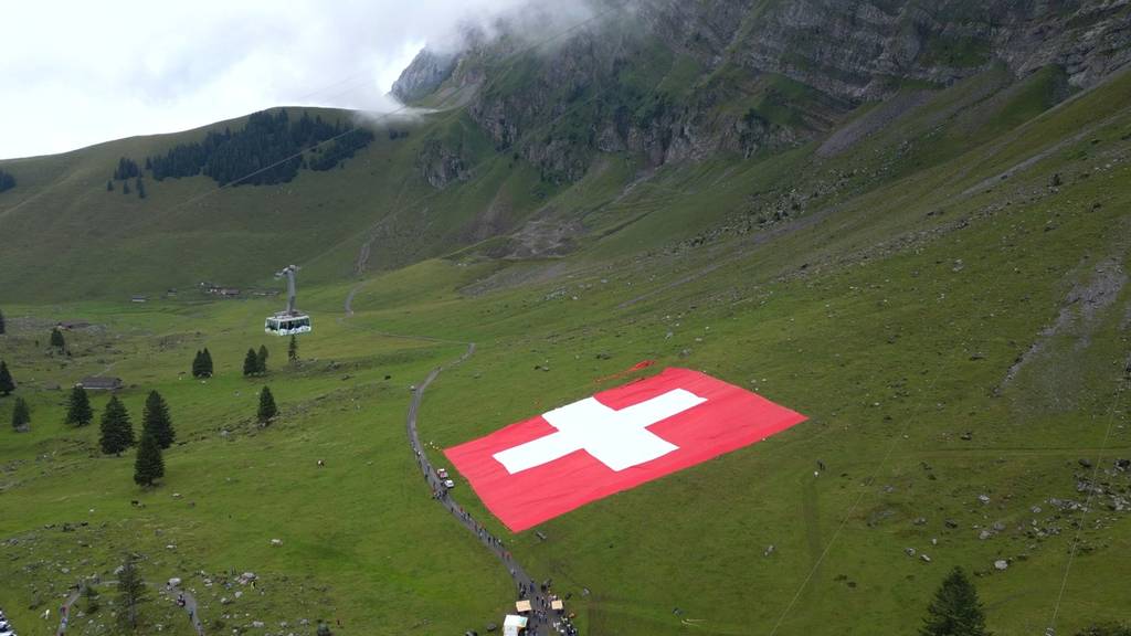 Grösste Schweizerfahne zerreisst nach dem Ausrollen am Säntis