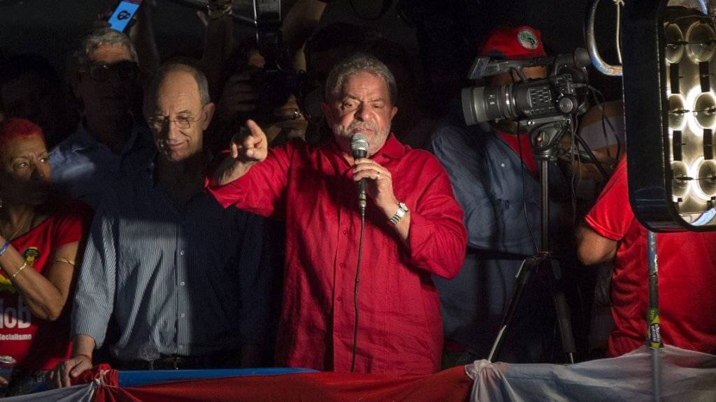Ex-Präsident Lula da Silva trat am Freitagabend bei einer Demonstration zur Unterstützung der brasilianischen Regierung auf. Später blockierte ein Richter am Obersten Gerichtshof seinen Amtsantritt als Stabschef. Das Urteil kann angefochten werden.