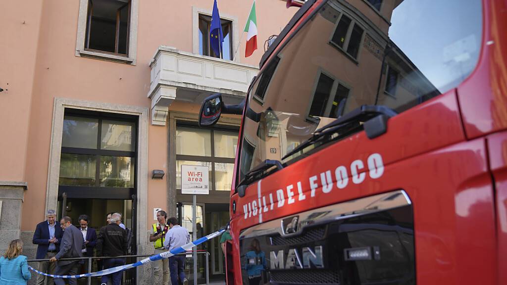 Ein Feuerwehrauto steht vor dem Pflegeheim «Casa per Coniugi», in dem über Nacht ein Feuer ausbrach. Bei einem Brand in einem Seniorenheim in Mailand sind in der Nacht zum Freitag (07.07.2023) mehrere Menschen gestorben. Foto: Antonio Calanni/AP/dpa