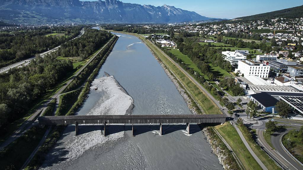 Die alte Rheinbrücke zwischen Sevelen SG und Vaduz in Liechtenstein. (Archivbild)