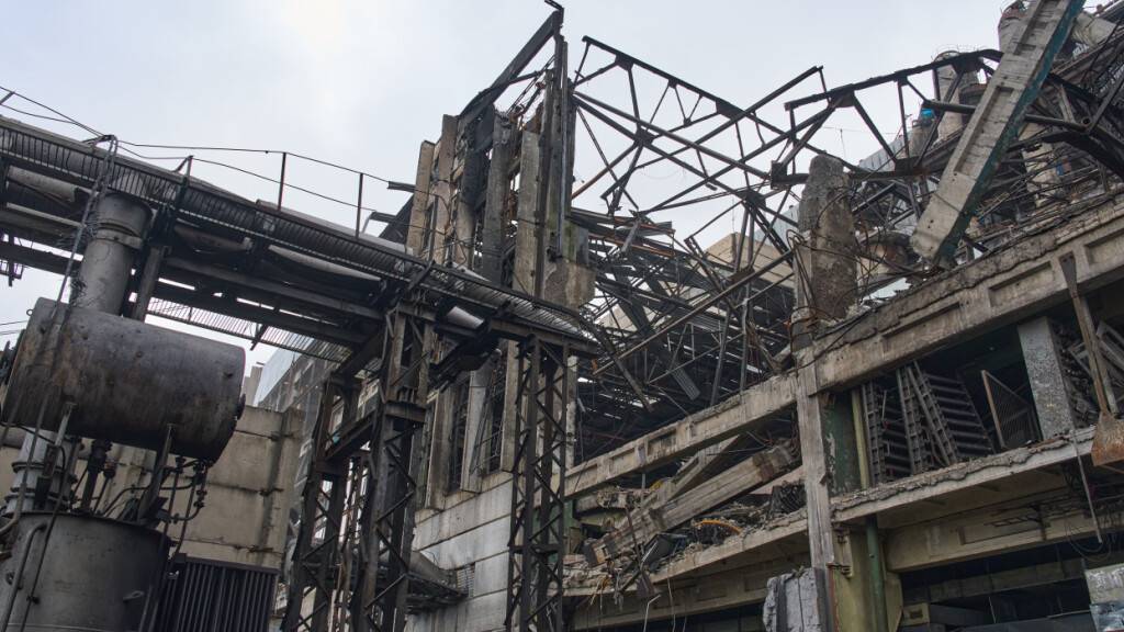 ARCHIV - Ein beschädigtes Kraftwerk in der Ukraine. Foto: Efrem Lukatsky/AP/dpa/Symbolbild