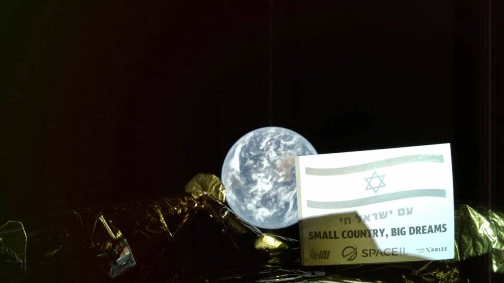 Selfie aus dem Weltall: Bild der israelischen Raumsonde «Beresheet» mit einem Teil der Sonde und der Erde im Hintergrund.