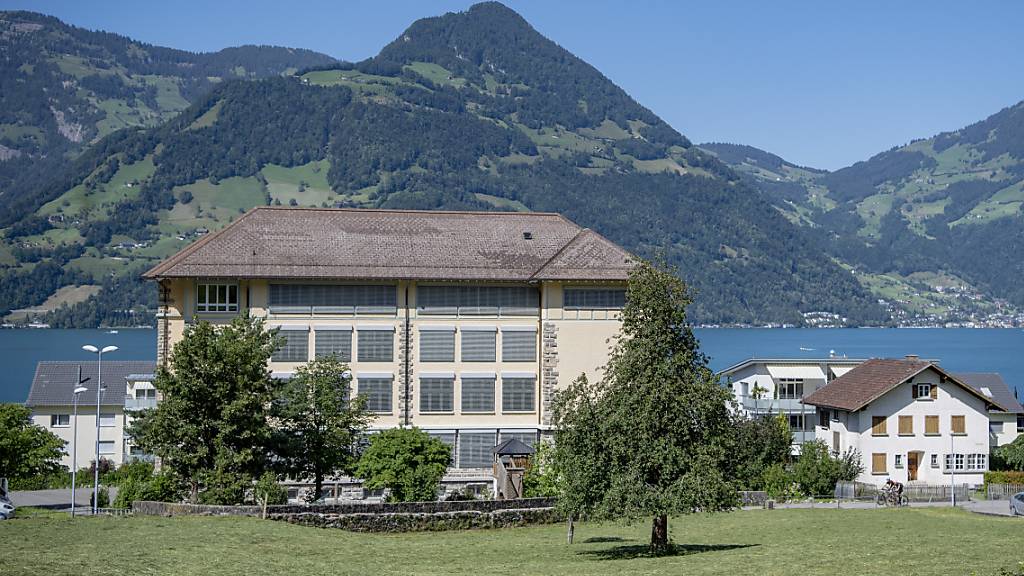 Das Schulhaus in der Gemeinde Beckenried.