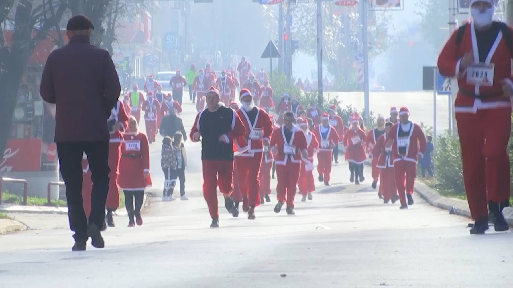 Thumb for 'Chlauslauf in Kosovo: 2‹000 Weihnachtsmenschen rennen durch die Stadt›