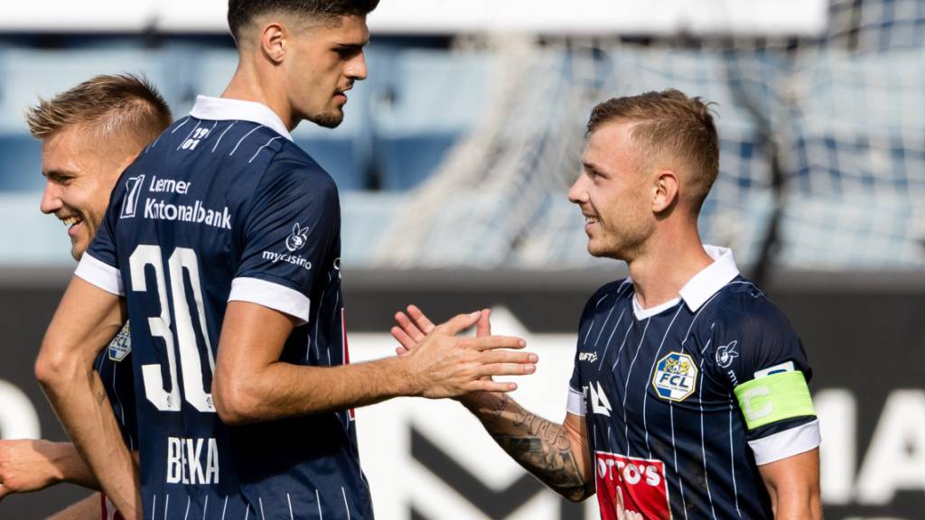 Luzerns Doppeltorschütze und Captain Max Meyer (rechts) klatscht mit Ismajl Beka ab