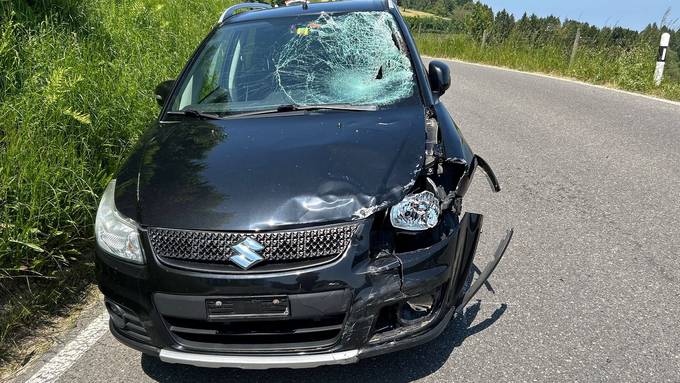 Schwerer Unfall in Wolfhalden: Mofalenker (14) knallt in Auto