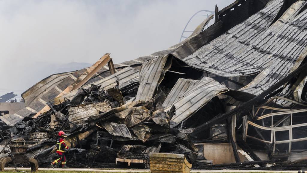 Der Bauernhof in Bottens VD lag nach dem verheerenden Feuer in Trümmern. Ein junger französischer Arbeiter kam ums Leben. Fast 400 Rinder verendeten in den Flammen und im Rauch. (Archivbild)