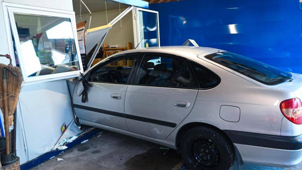 Eine Frau, die sich vor dem Bürocontainer aufhielt, wurde vom Auto umgefahren, eingeklemmt und schwer verletzt, ein Angestellter im Bürocontainer wie auch der Autofahrer blieben unverletzt.