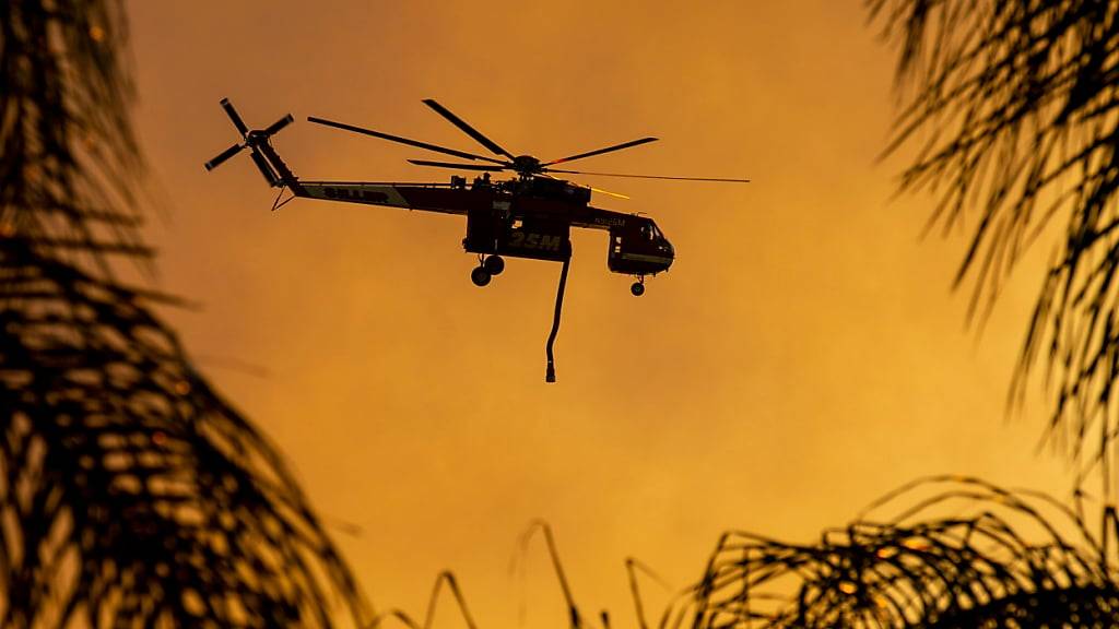 Löschhelikopter stehen zur Bekämpfung der Waldbrände in Kalifornien im Einsatz. (Archivbild)