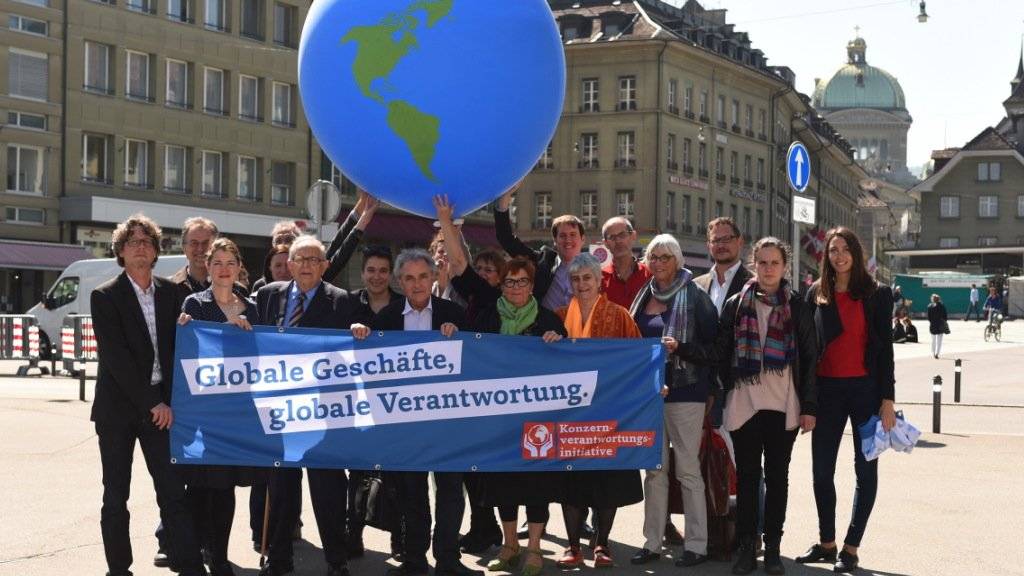 Die Initianten der Konzernverantwortungsinitiative in Bern. (Archivbild)