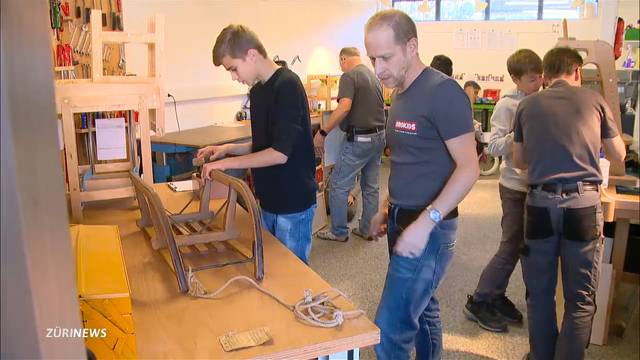 Jugendliche reparieren Spielzeug