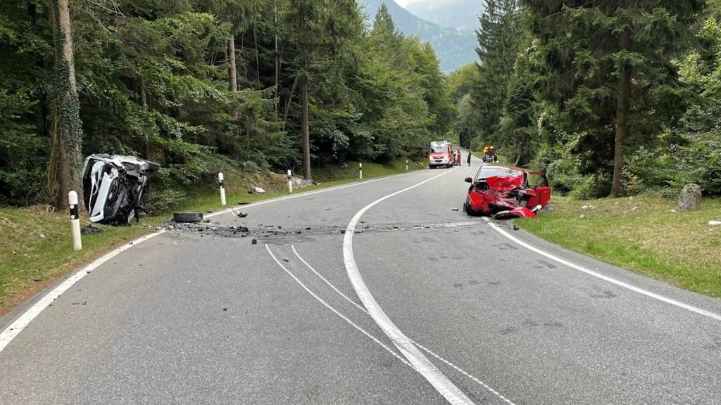 Bei dem Unfall in Maienfeld GR zwischen einem Auto und einem Lieferwagen wurden fünf Personen verletzt.
