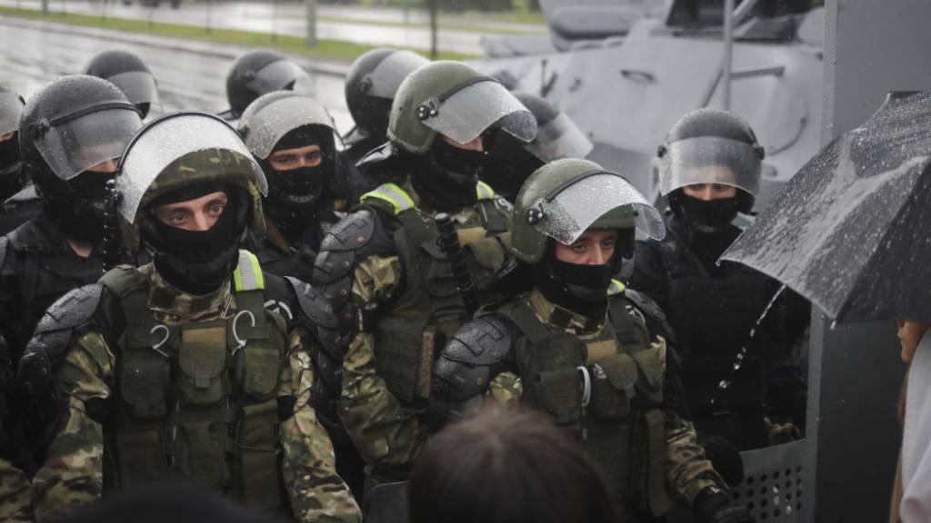 Bereitschaftspolizisten in schwerer Montur blockieren während eines Protests von Unterstützern der belarussischen Opposition eine Straße zum Palast der Unabhängigkeit in Minsk. Foto: -/AP Photo/TUT.by/dpa