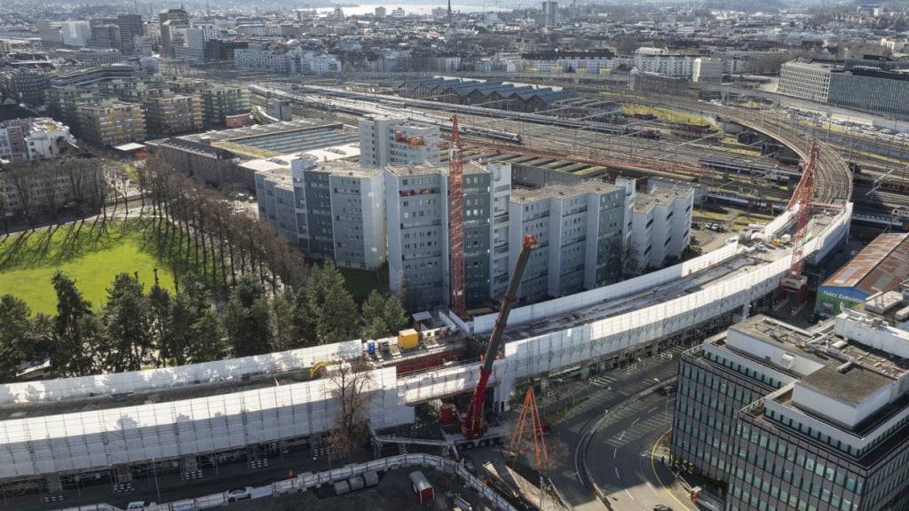 Bei Bauarbeiten ereignete sich im Januar 2024 auf dem Wipkingerviadukt ein Bahnunfall. Ein Bericht sieht menschliches Versagen als Grund für den Unfall mit zwei Verletzten. (Archivbild)