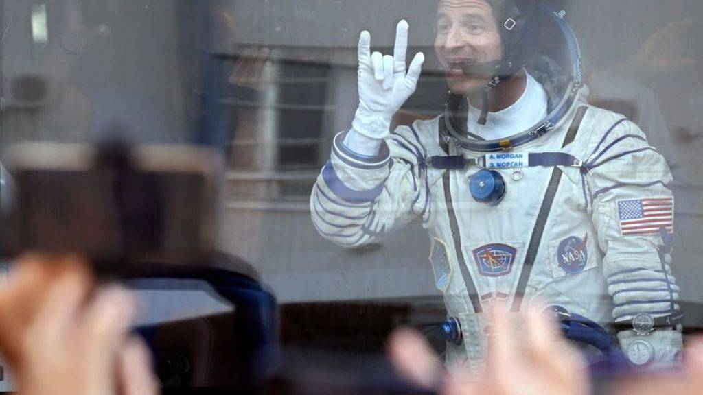 Der ISS-Astronaut Andrew Morgan letzten Juli vor seinem Start. Er und je ein Kollege und eine Kollegin werden wie geplant und trotz Covid-19 am 17. April auf der Erde zurückerwartet. (Archivbild)