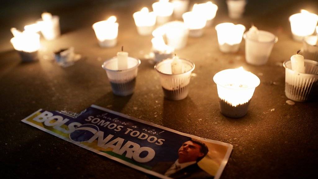 Kerzen für den ultrarechten brasilianischen Präsidentschaftskandidaten, Jair Bolsonaro, der bei einer Wahlkampfveranstaltung von einem Messerattentäter schwer verletzt wurde.
