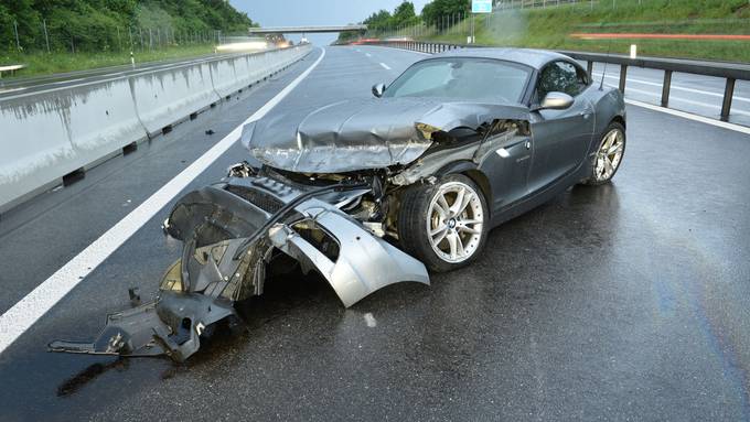 Zu schnell bei zu viel Regen – Autofahrer baut Selbstunfall