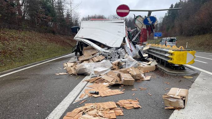 Lastwagen verliert ganze Ladung auf der Oberlandautobahn